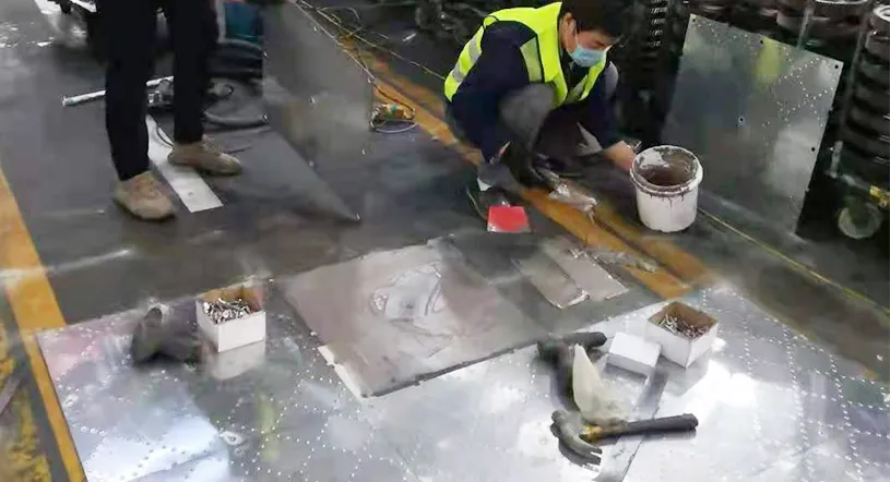 Polish the old workshop floor to make it smooth so that it can better integrate with the old floor.