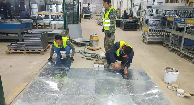 Lay the steel floor and tighten the fixing screws.